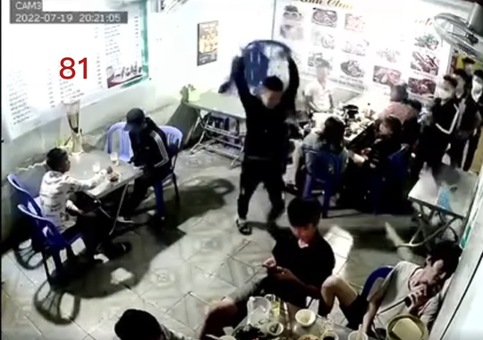 CLIP: Cho rằng bị nhìn đểu, nhóm thanh niên đánh dã man người đàn ông trong quán nhậu - Ảnh 2.