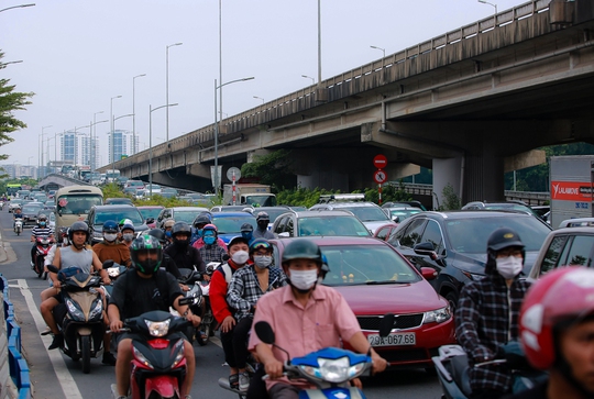 Người dân trở lại Thủ đô, cửa ngõ phía Nam ùn tắc hàng km - Ảnh 8.