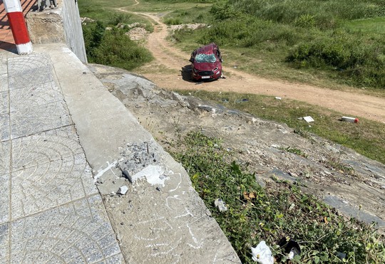 Ô tô mất lái khi lên dốc, mẹ cùng con gái lao thẳng xuống chân cầu - Ảnh 1.