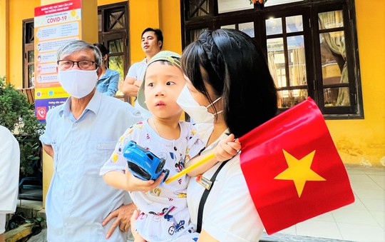 Miền Trung: Xúc động hình ảnh khai giảng đầu năm học mới tại vùng cao - Ảnh 22.