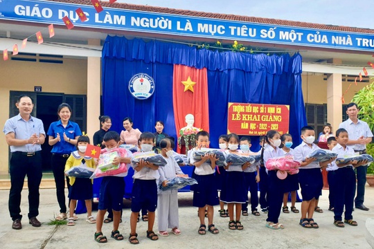 Công đoàn Khánh Việt tặng quà cho 820 học sinh có hoàn cảnh khó khăn - Ảnh 1.