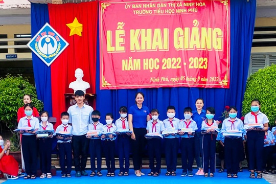 Công đoàn Khánh Việt tặng quà cho 820 học sinh có hoàn cảnh khó khăn - Ảnh 5.