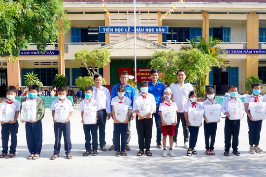 Công đoàn Khánh Việt tặng quà cho 820 học sinh có hoàn cảnh khó khăn - Ảnh 6.