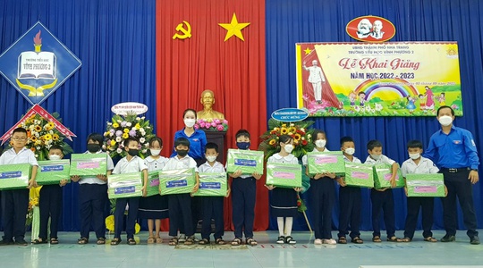 Công đoàn Khánh Việt tặng quà cho 820 học sinh có hoàn cảnh khó khăn - Ảnh 7.