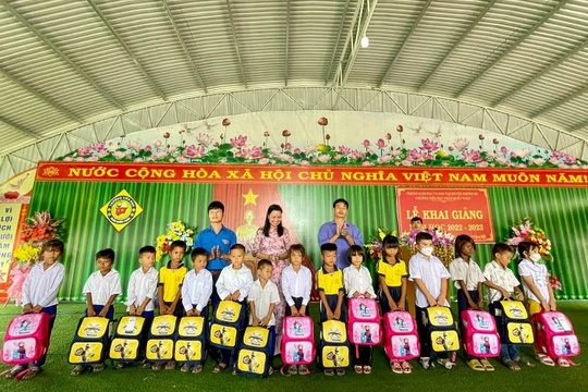 Công đoàn Khánh Việt tặng quà cho 820 học sinh có hoàn cảnh khó khăn - Ảnh 8.