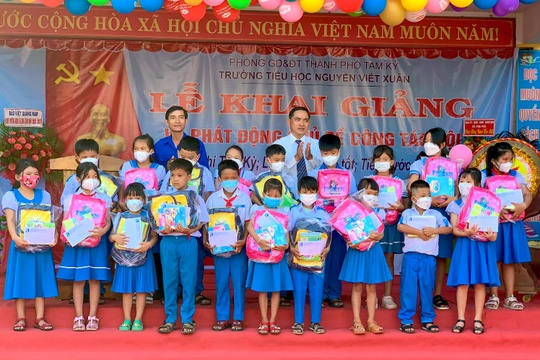 Công đoàn Khánh Việt tặng quà cho 820 học sinh có hoàn cảnh khó khăn - Ảnh 10.
