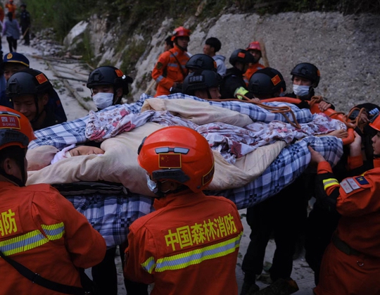 Trung Quốc chạy đua cứu hộ vụ động đất khiến 65 người thiệt mạng - Ảnh 2.