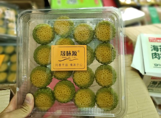 Đột kích kho hàng lậu, chứng kiến hàng nghìn bánh Trung thu chất lượng “dỏm” - Ảnh 2.