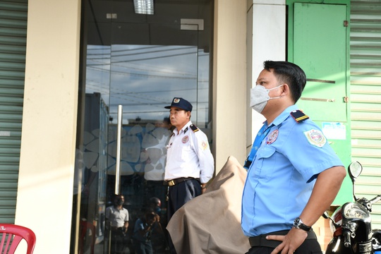 Nóng: Vừa xảy ra vụ cướp ở Ngân hàng, Thiếu tướng Nguyễn Sỹ Quang tới hiện trường - Ảnh 6.