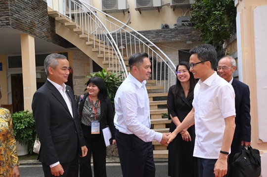 Phó Thủ tướng Vũ Đức Đam thăm, làm việc tại Trường Trung cấp Du lịch và Khách sạn Saigontourist - Ảnh 1.