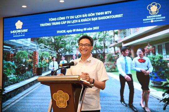 Phó Thủ tướng Vũ Đức Đam thăm, làm việc tại Trường Trung cấp Du lịch và Khách sạn Saigontourist - Ảnh 2.