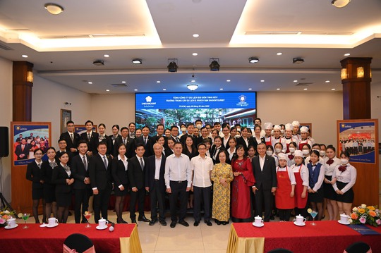 Phó Thủ tướng Vũ Đức Đam thăm, làm việc tại Trường Trung cấp Du lịch và Khách sạn Saigontourist - Ảnh 4.