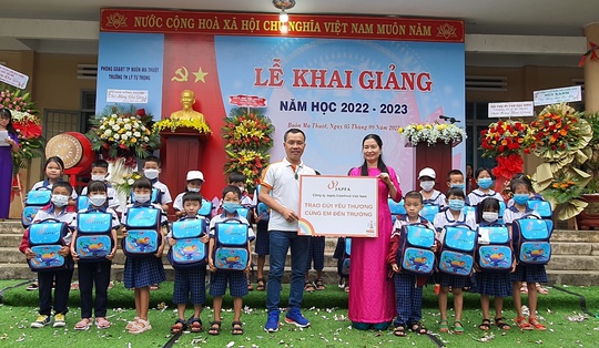 JAPFA Việt Nam trao tặng 400 phần quà cho học sinh khó khăn - Ảnh 1.