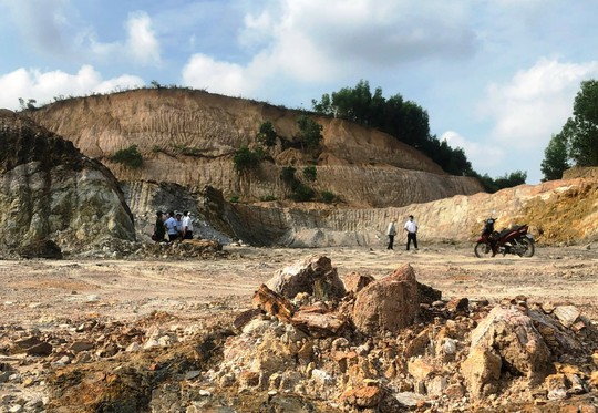 Vụ chủ mỏ đất giam lỏng 3 phóng viên: Làm rõ nơi tiêu thụ đất khai thác - Ảnh 2.