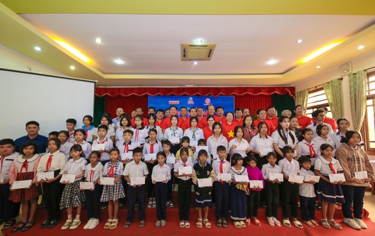 Món quà ý nghĩa trao gửi đến học sinh khó khăn - Ảnh 1.