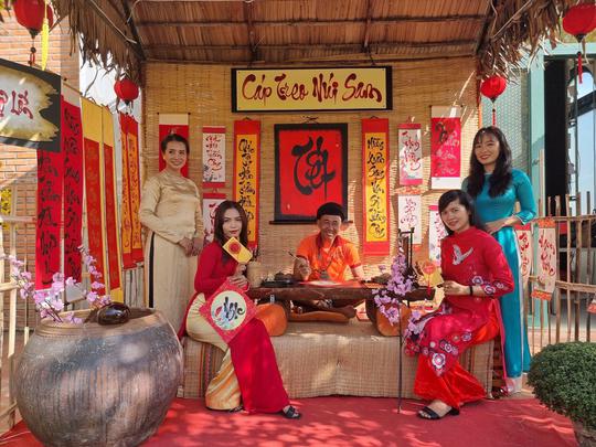 ​Hàng ngàn du khách đổ về Cáp treo Núi Sam - Ảnh 2.