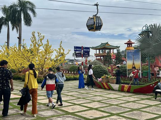 ​Hàng ngàn du khách đổ về Cáp treo Núi Sam - Ảnh 6.