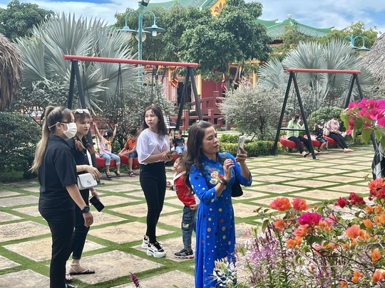 ​Hàng ngàn du khách đổ về Cáp treo Núi Sam - Ảnh 7.