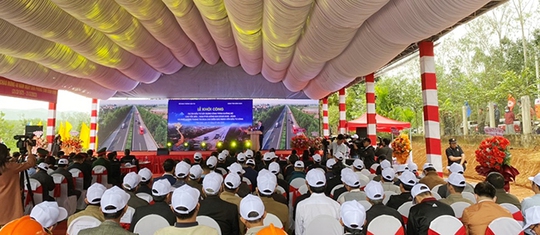 Khởi công dự án đường bộ cao tốc hơn 12.400 tỉ đồng qua Bình Định - Ảnh 1.