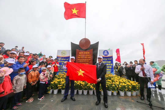 Xúc động buổi chào cờ đặc biệt nơi đón ánh bình minh đầu tiên trên đất liền - Ảnh 3.