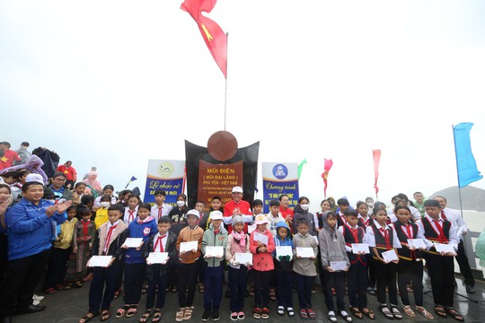 Xúc động buổi chào cờ đặc biệt nơi đón ánh bình minh đầu tiên trên đất liền - Ảnh 10.