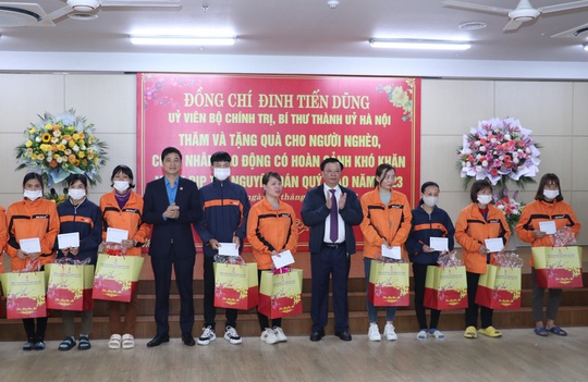 Tặng quà Tết cho công nhân tại Ninh Bình - Ảnh 1.