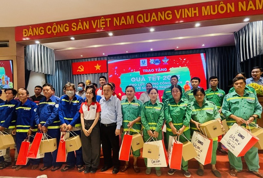 Niềm vui bất ngờ đến với hàng trăm công nhân vệ sinh vào ngày 10-1 - Ảnh 2.