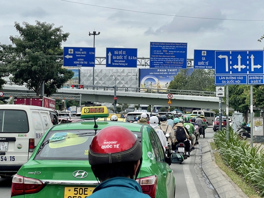 Bất ngờ kết quả kiểm tra xe dừng đỗ bát nháo quanh sân bay Tân Sơn Nhất - Ảnh 2.