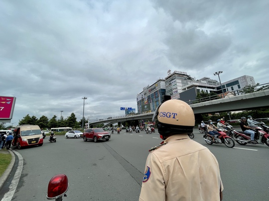 Bất ngờ kết quả kiểm tra xe dừng đỗ bát nháo quanh sân bay Tân Sơn Nhất - Ảnh 3.