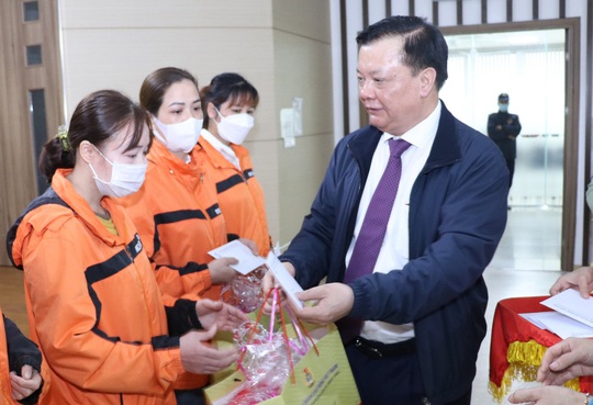 Bí thư Thành ủy Hà Nội Đinh Tiến Dũng thăm, tặng quà Tết cho công nhân tại Ninh Bình - Ảnh 2.
