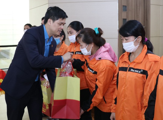 Bí thư Thành ủy Hà Nội Đinh Tiến Dũng thăm, tặng quà Tết cho công nhân tại Ninh Bình - Ảnh 3.