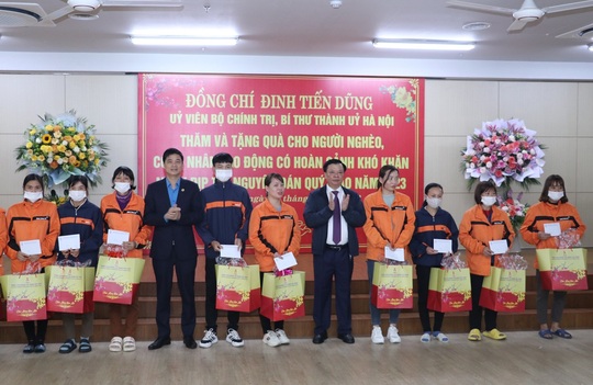 Bí thư Thành ủy Hà Nội Đinh Tiến Dũng thăm, tặng quà Tết cho công nhân tại Ninh Bình - Ảnh 1.