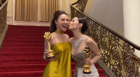 Ninh Dương Lan Ngọc và Minh Hằng hôn nhau thắm thiết ở hậu trường Lễ trao Giải Mai Vàng - Ảnh 1.