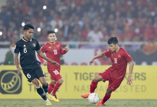 Mãn nhãn trước màn trình diễn đầy năng lượng của đội tuyển Việt Nam trên sân Mỹ Đình trước Indonesia - Ảnh 2.