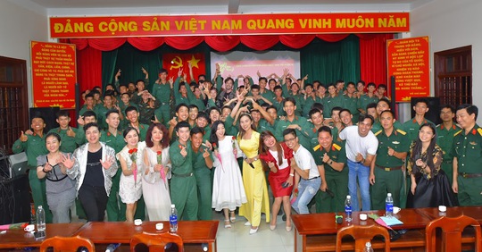 Đoàn doanh nhân, nghệ sĩ tổ chức chương trình “Xuân yêu thương” tại Côn Đảo - Ảnh 2.