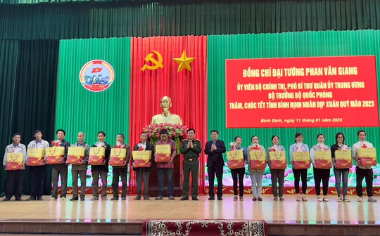 Đại tướng Phan Văn Giang tặng quà gia đình chính sách tỉnh Bình Định - Ảnh 1.