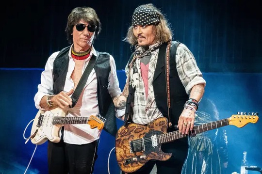 Tay guitar lừng danh, bạn thân Johnny Depp qua đời vì viêm màng não - Ảnh 2.