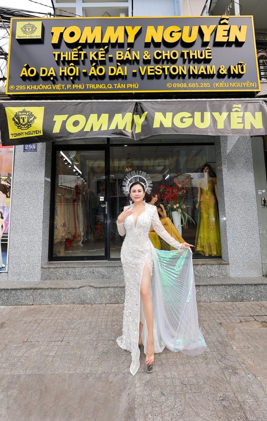 Hoa hậu Lý Kim Ngân diện váy quyến rũ mừng NTK Tommy Nguyễn khai trương - Ảnh 2.