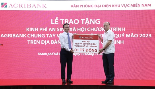 Agribank tặng 1 tỉ đồng cho Quỹ vì người nghèo TP HCM - Ảnh 1.