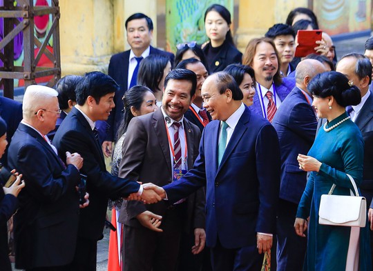 Chủ tịch nước Nguyễn Xuân Phúc và Phu nhân cùng kiều bào thả cá chép tiễn ông Táo - Ảnh 4.