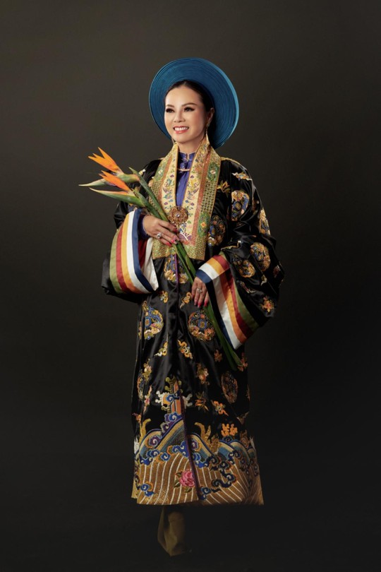 Hoa hậu doanh nhân Ninh Nguyễn diện cổ phục hoàng triều, thời Nguyễn đón Tết - Ảnh 2.