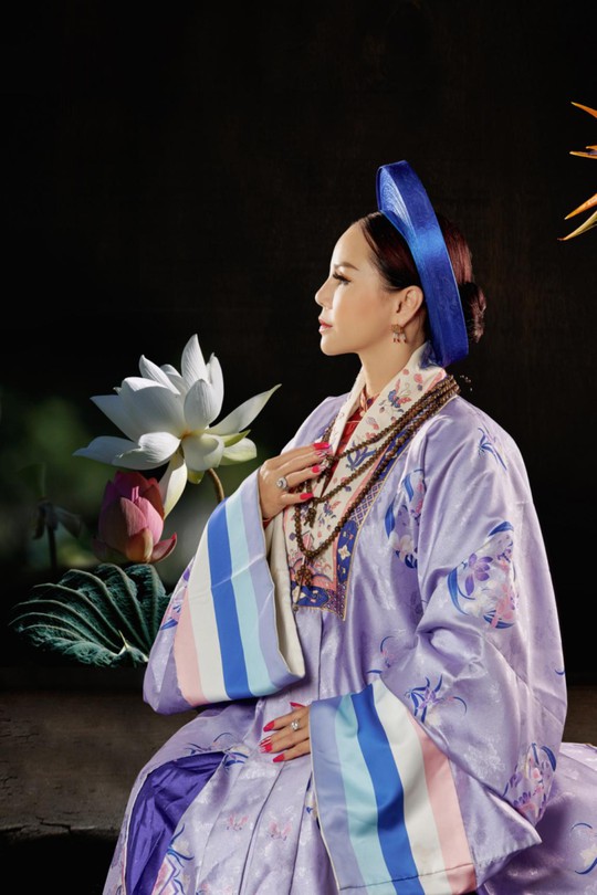 Hoa hậu doanh nhân Ninh Nguyễn diện cổ phục hoàng triều, thời Nguyễn đón Tết - Ảnh 4.