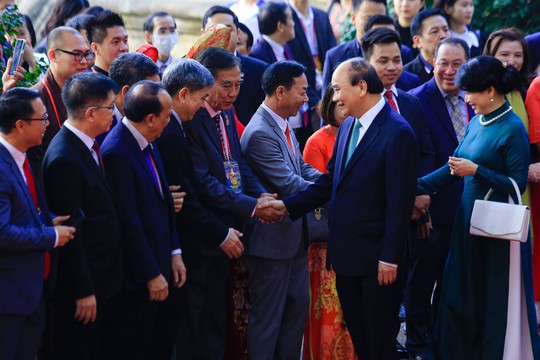 Chủ tịch nước Nguyễn Xuân Phúc và Phu nhân cùng kiều bào thả cá chép tiễn ông Táo - Ảnh 3.
