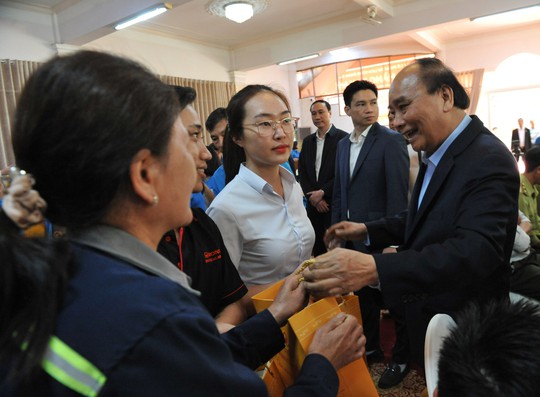 Chủ tịch nước Nguyễn Xuân Phúc: Mỗi công nhân phải tự lực, tự cường, vươn lên mạnh mẽ - Ảnh 1.