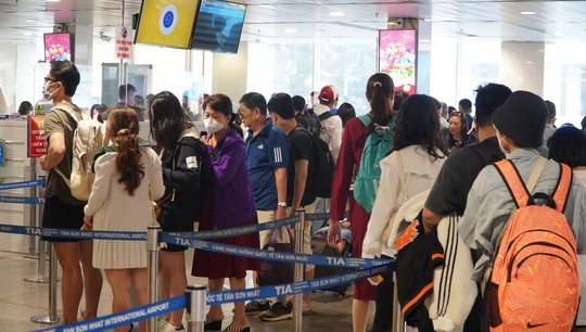 Dòng người xếp hàng dài đợi làm thủ tục ở sân bay Tân Sơn Nhất - Ảnh 4.