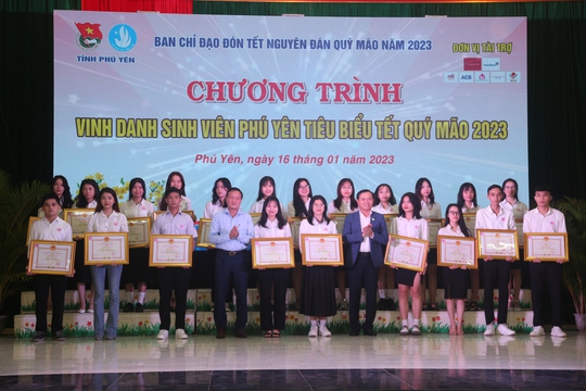 Báo Người Lao Động trao 50 suất học bổng trị giá 100 triệu đồng cho học sinh nghèo Phú Yên - Ảnh 5.