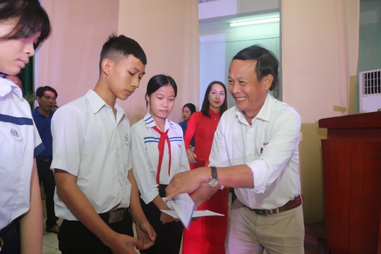 Báo Người Lao Động trao 50 suất học bổng trị giá 100 triệu đồng cho học sinh nghèo Phú Yên - Ảnh 4.