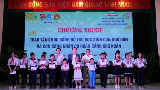 Báo Người Lao Động trao 50 suất học bổng trị giá 100 triệu đồng cho học sinh nghèo Phú Yên - Ảnh 1.