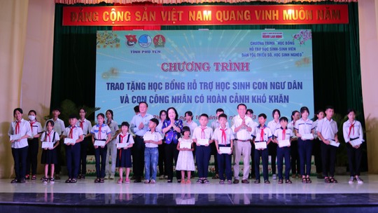 Báo Người Lao Động trao 50 suất học bổng trị giá 100 triệu đồng cho học sinh nghèo Phú Yên - Ảnh 3.