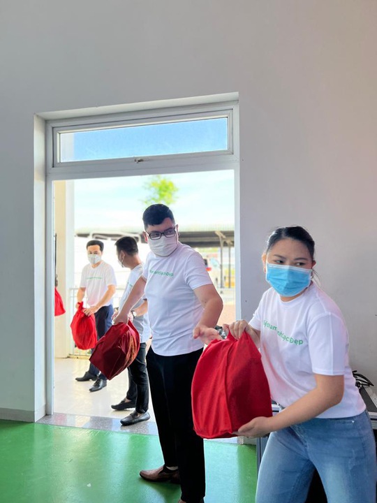 Quà Tết ấm lòng các hoàn cảnh khó khăn tại Quảng Nam - Ảnh 2. Quà Tết ấm lòng các hoàn cảnh khó khăn tại Quảng Nam - Ảnh 2.